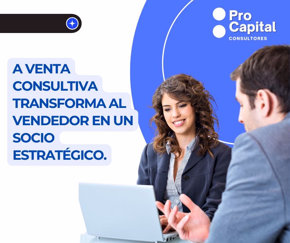 Asesor de ventas explicando estrategia a un cliente B2B en una reunión