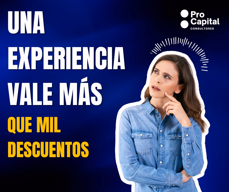 Empleado dando atención cálida y personalizada como ventaja competitiva en servicio al cliente